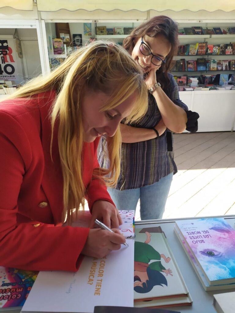 Amiga firma libro en Málaga