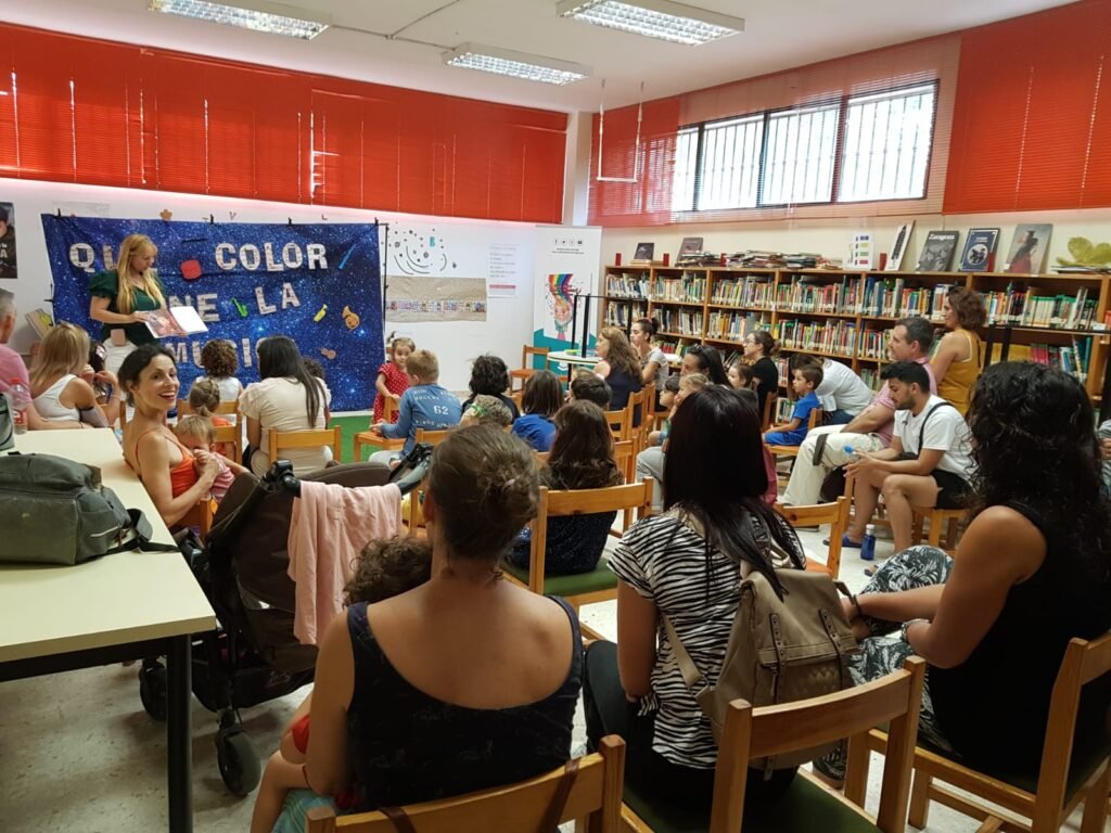 Cuentacuentos en finde publico visto desde atrás