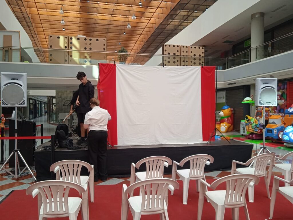 preparando escenario telón