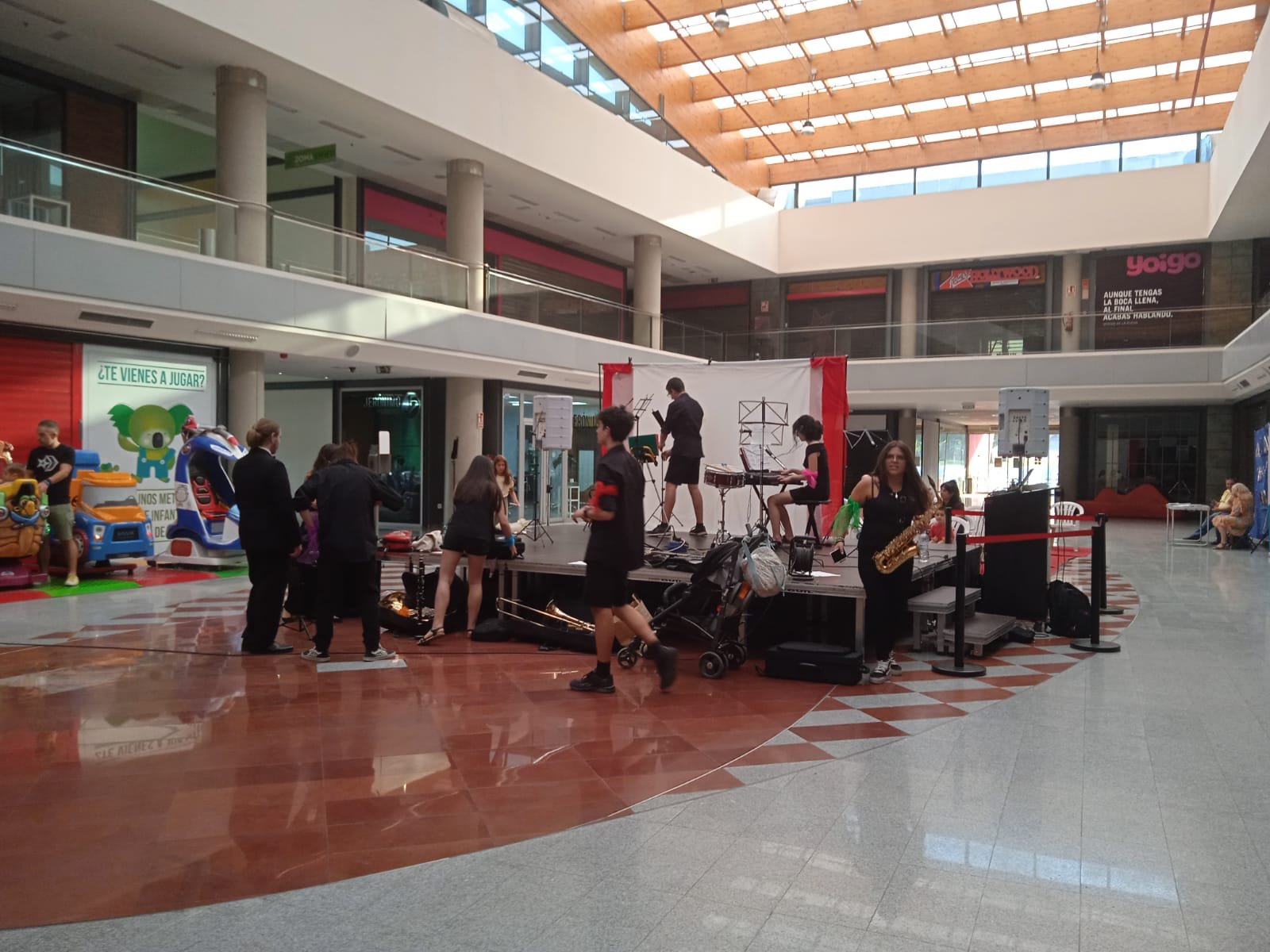 Musicos preparando escenario