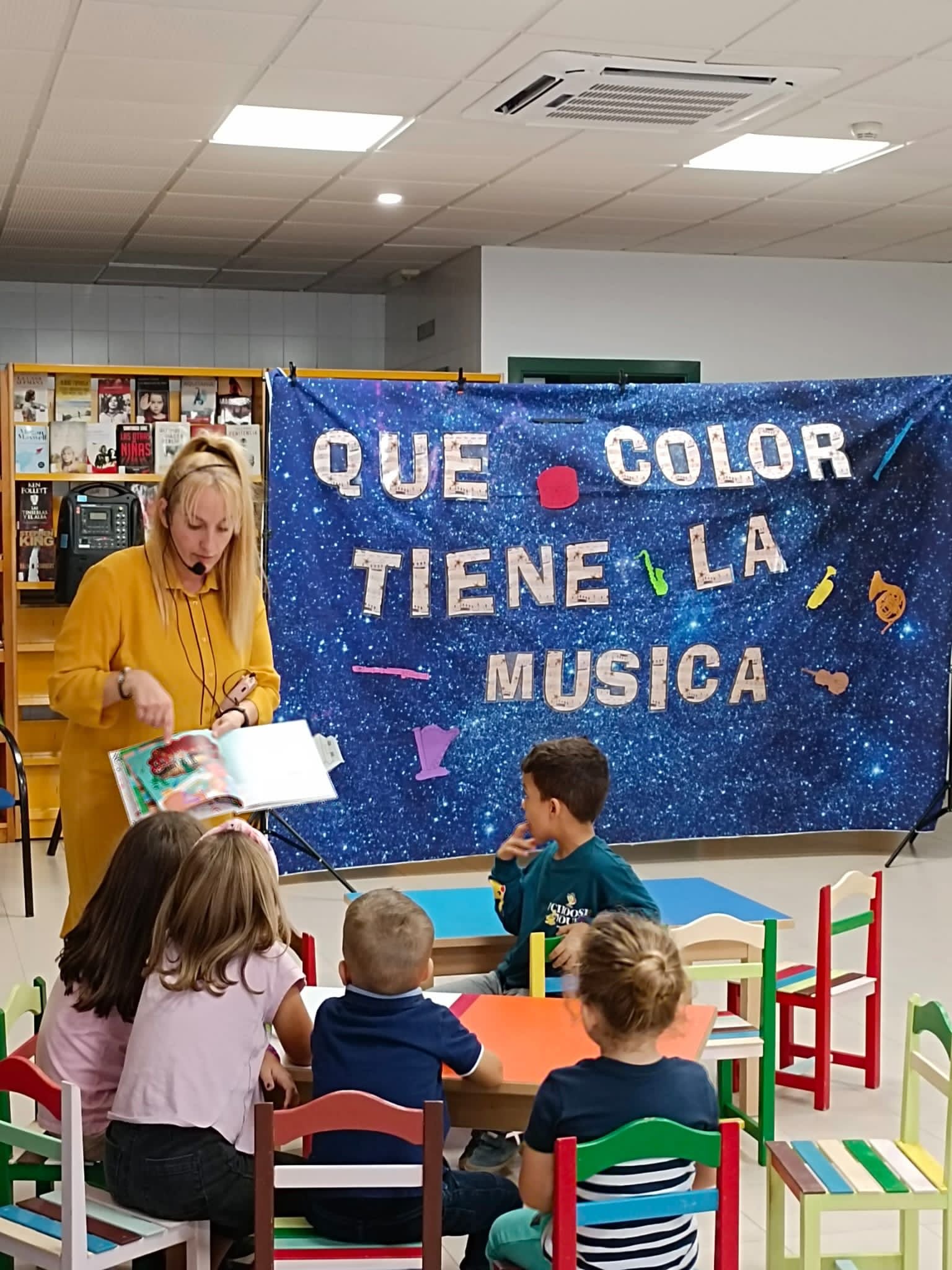 bliblioteca-garrucha-enseñando-libro