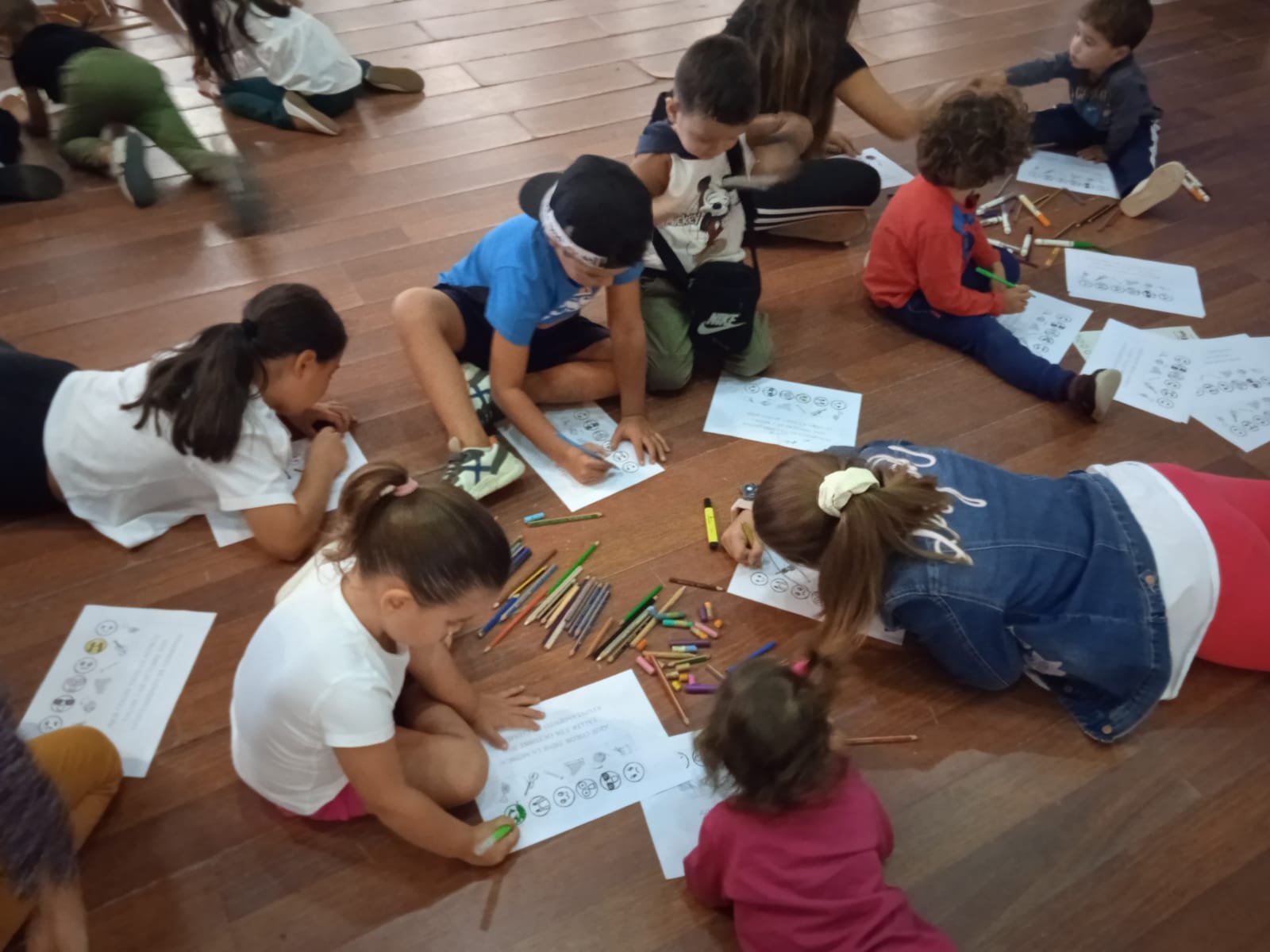 peques coloreando en cuentacuentos en chimeneas