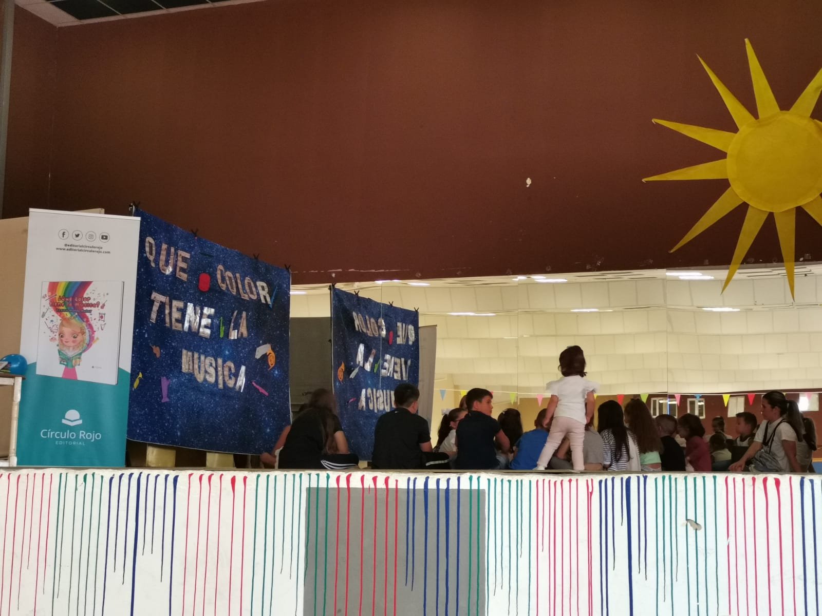 Con mucha atención en cuentacuentos chimeneas