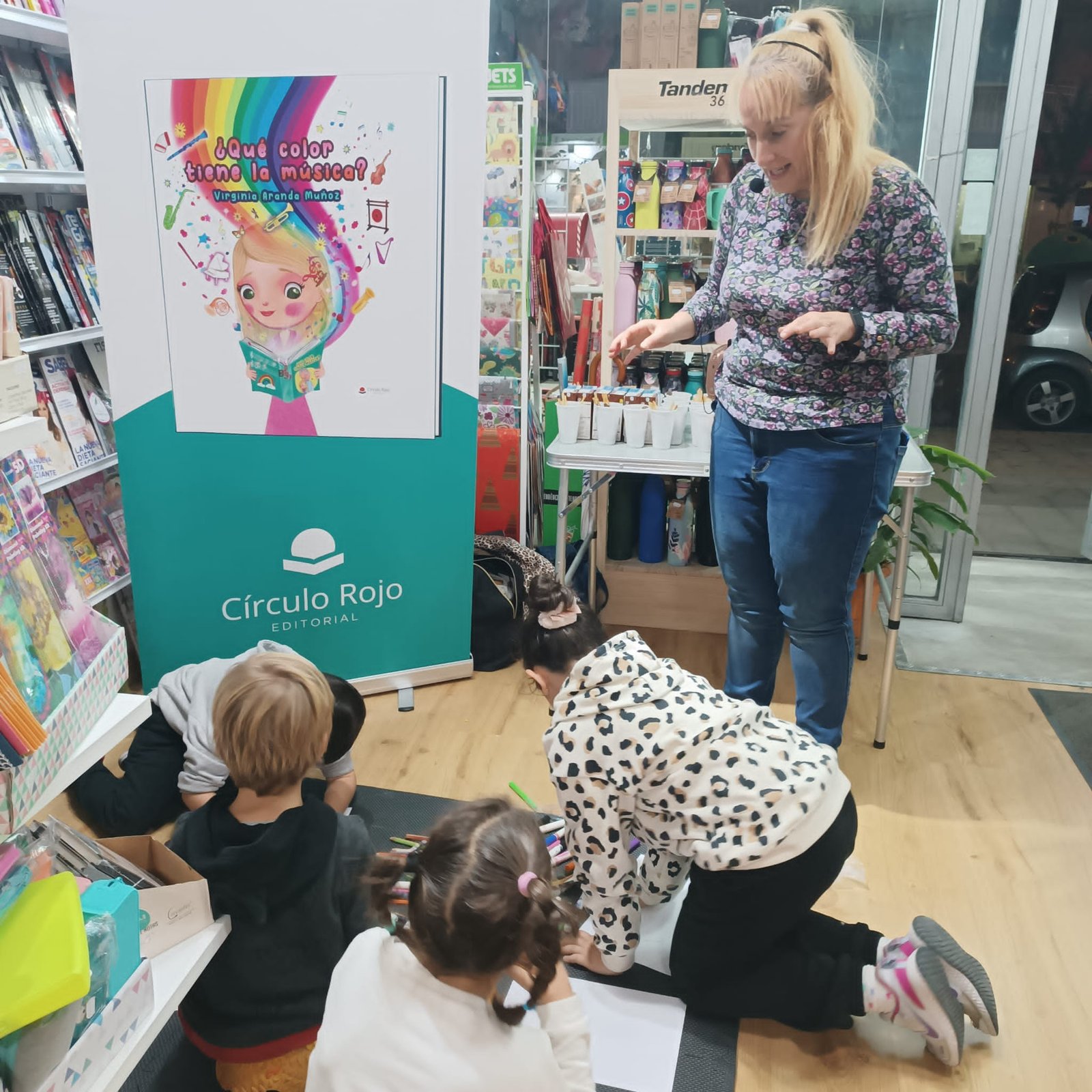 peques dibujando en cuentacuentos noviembre