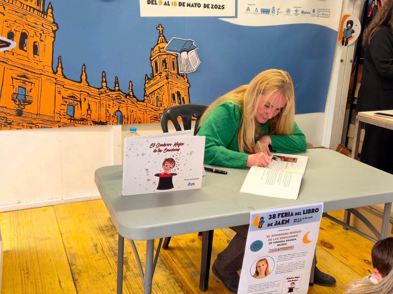 feria libro de Jaén firmando cuento